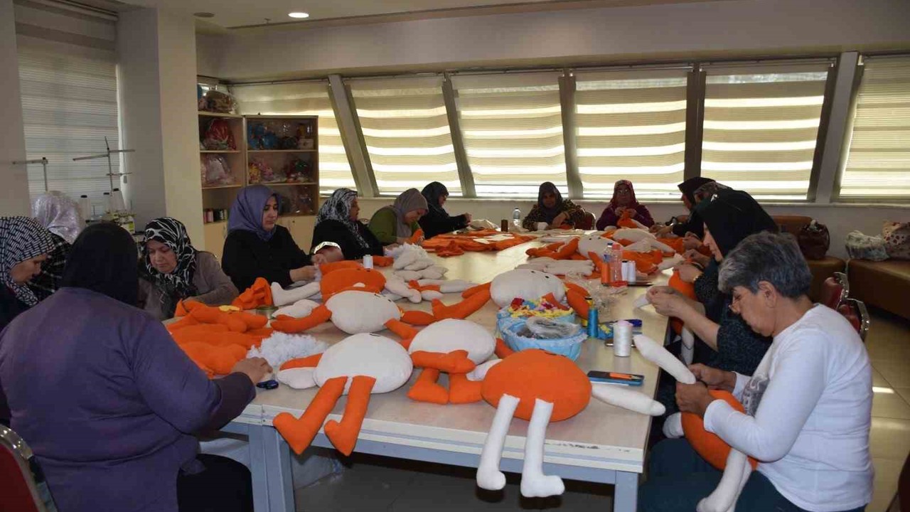 Kadınlar, lösemili çocuklara oyuncak bebek ve elbise dikmek için bir araya geldi
