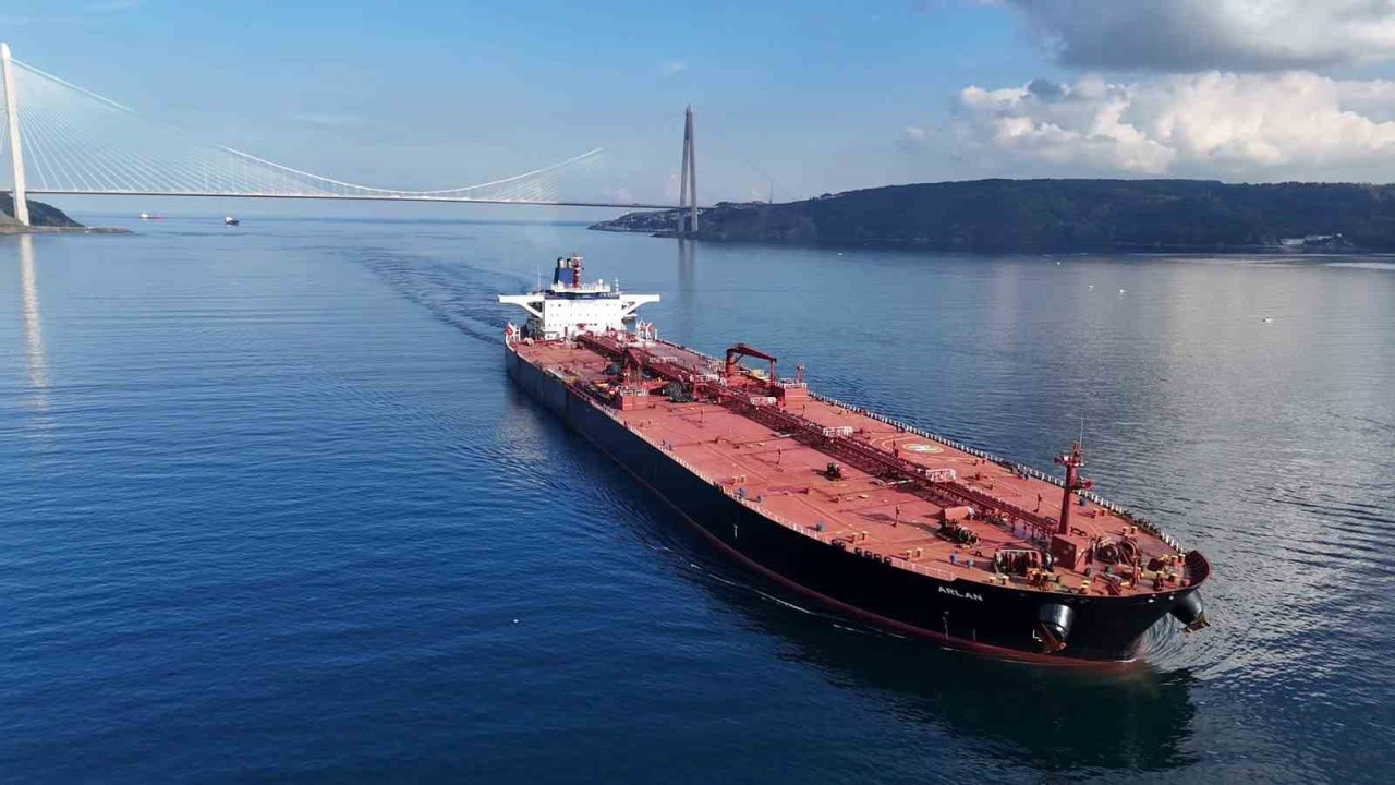 Rusya’nın en büyük limanında vurulan gemi İstanbul Boğazı’ndan geçti
