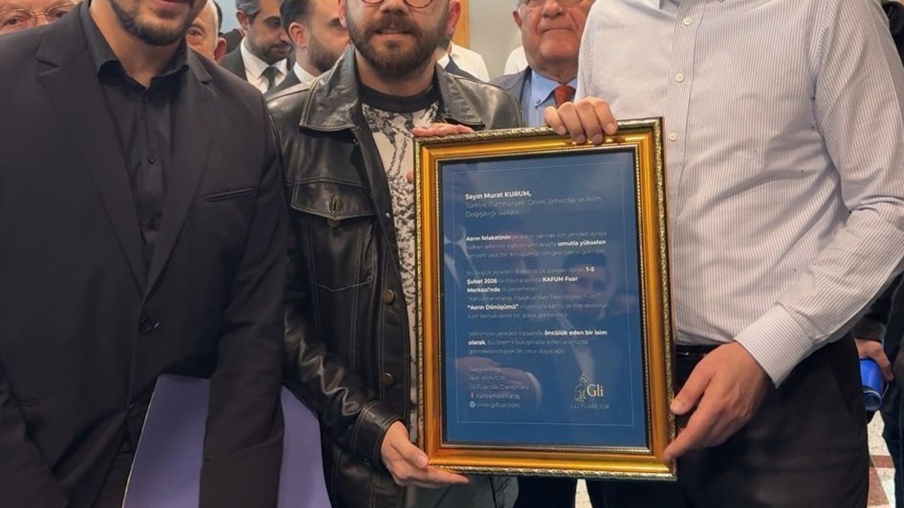 Bakan Kurum’a fuar davetiyesi takdim edildi
