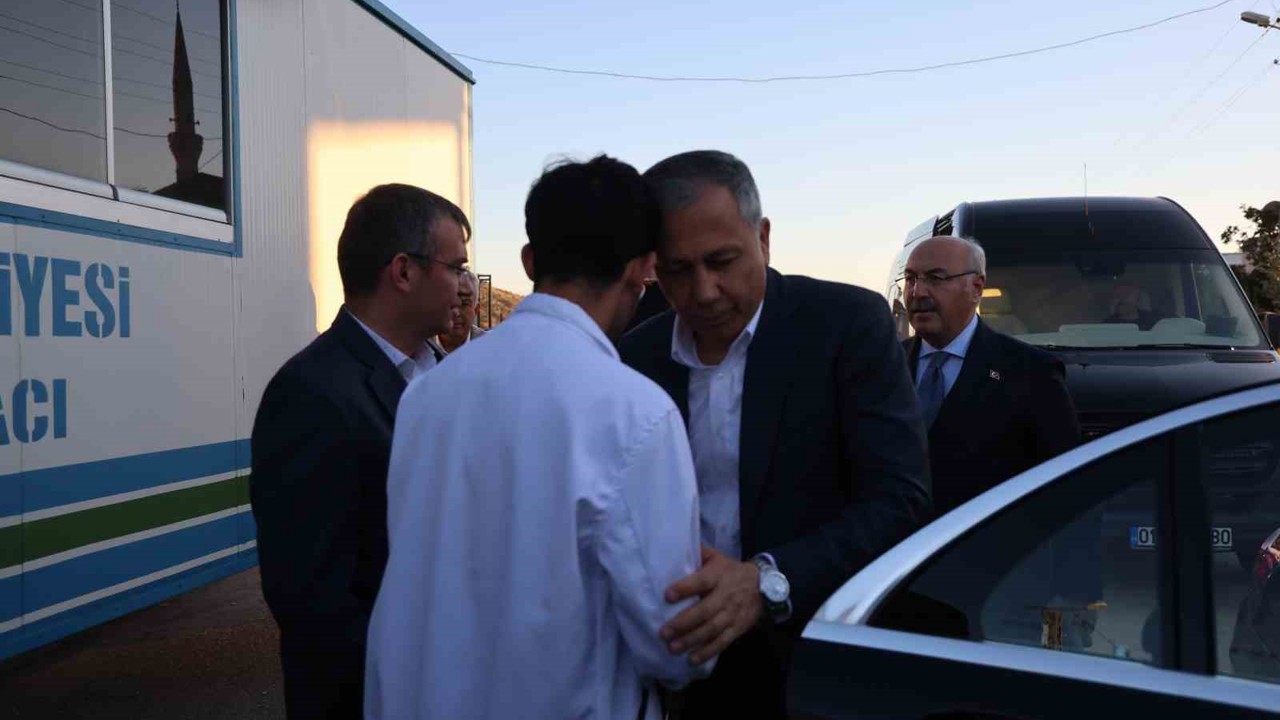 Bakan Yerlikaya, Kozan’da taziye ziyaretinde bulundu
