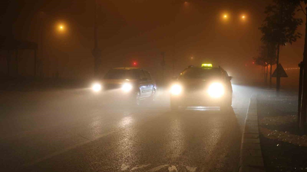 Sivas yoğun sise gömüldü, araçlar görünmez hale geldi
