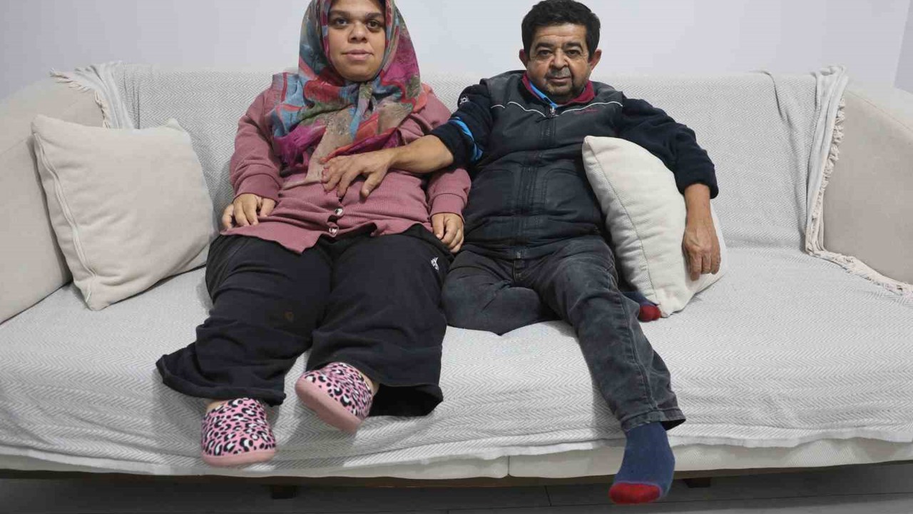 21 yıl sonra evlenerek aşklarına engel tanımayan cüce çift, anne ve baba olacak olmanın heyecanını yaşıyor
