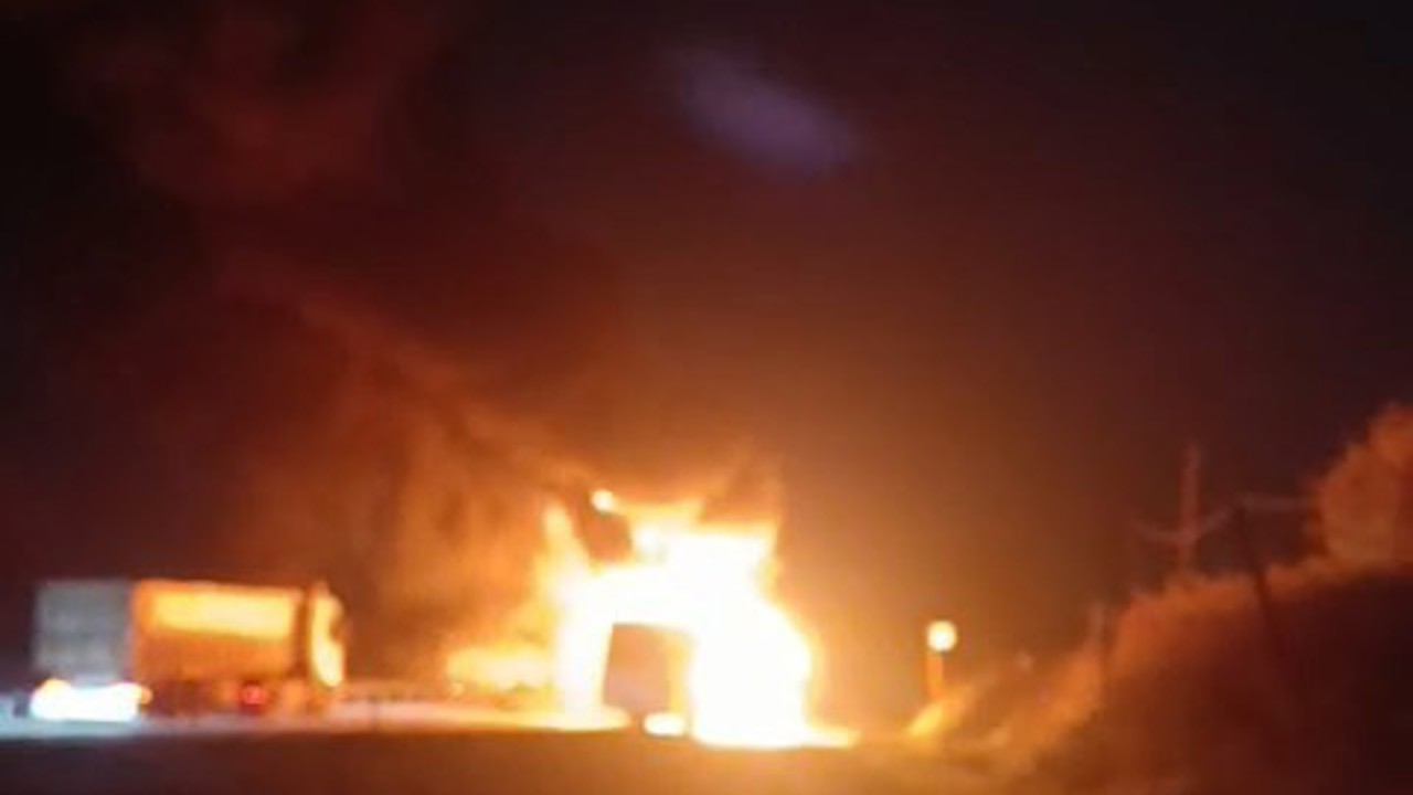 Servis otobüsü alevlere teslim oldu
