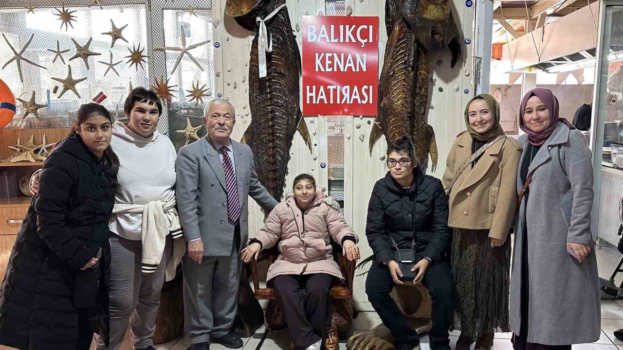 Özel gereksinimli bireyler, Türkiye Deniz Canlıları Müzesi’ni ziyaret etti
