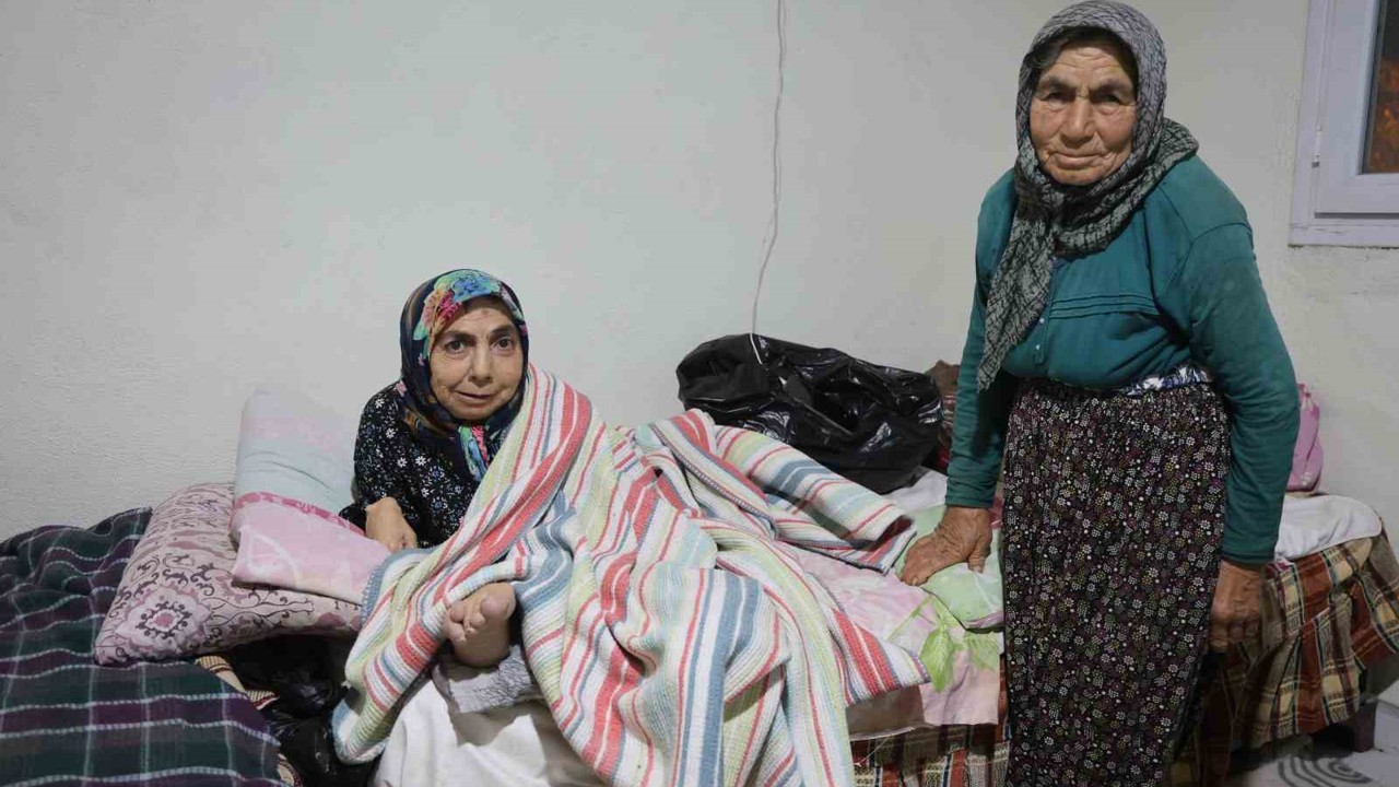 80 yaşındaki anne, 61 yaşındaki bedensel engelli kızına ömrünü adadı
