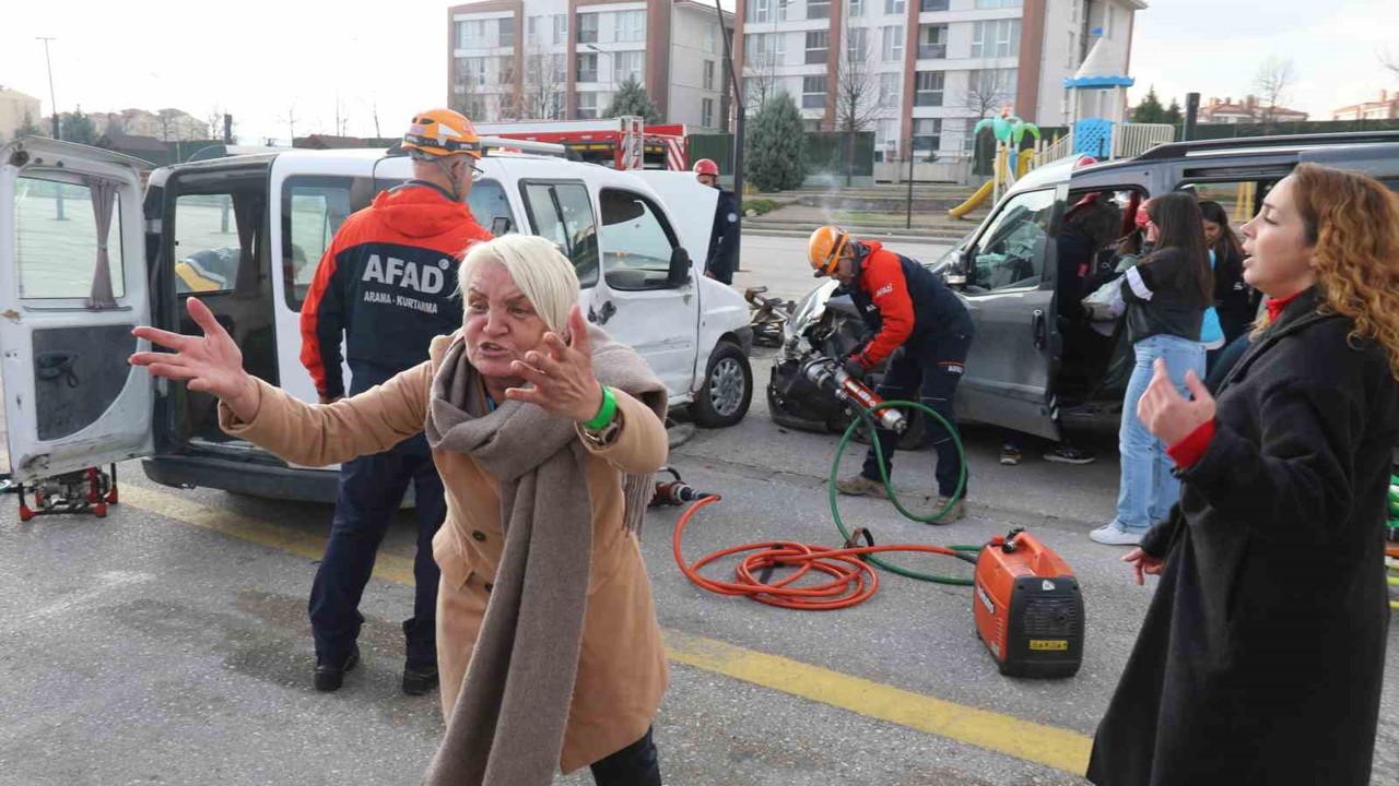Eskişehir’de toplam 26 personel ve 9 araçla gerçekçi kaza tatbikatı
