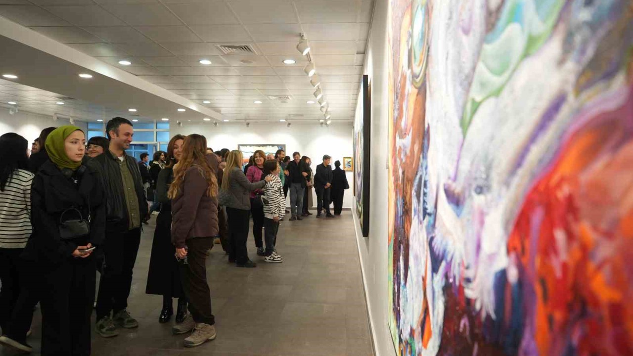 Akademisyenin 38 yıllık sanat yolculuğunu anlatan "38/50: Retro-Perspektif" sergisi
