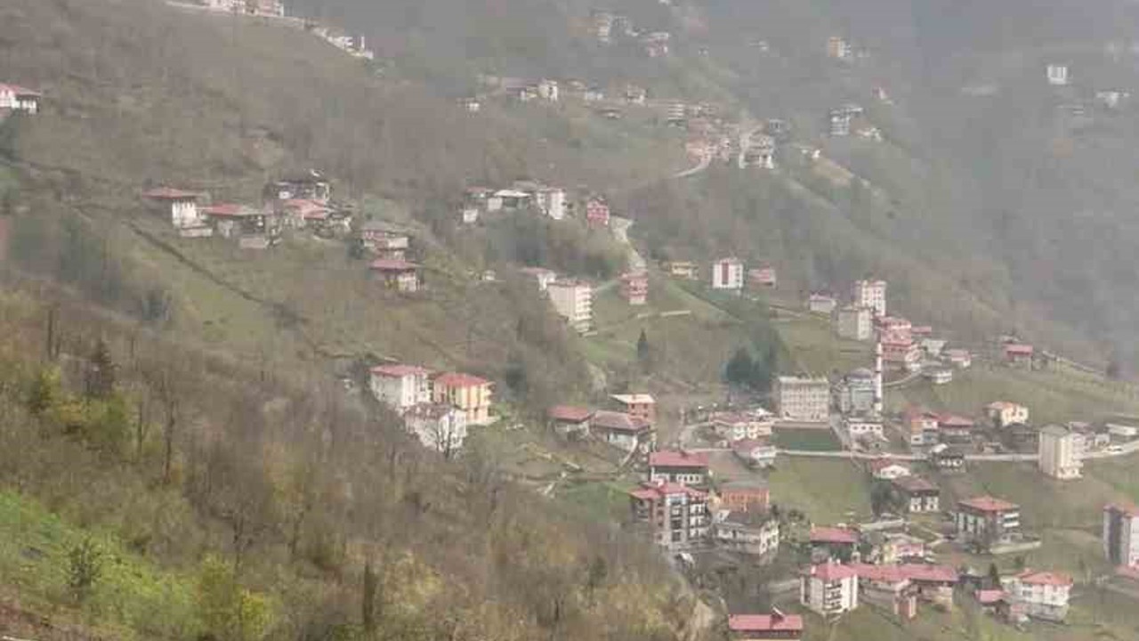Doğu Karadeniz’de şimşekler cep telefonlarına yansıdı
