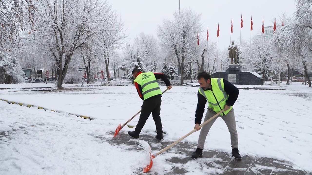 Ardahan’da belediyeden karla mücadele

