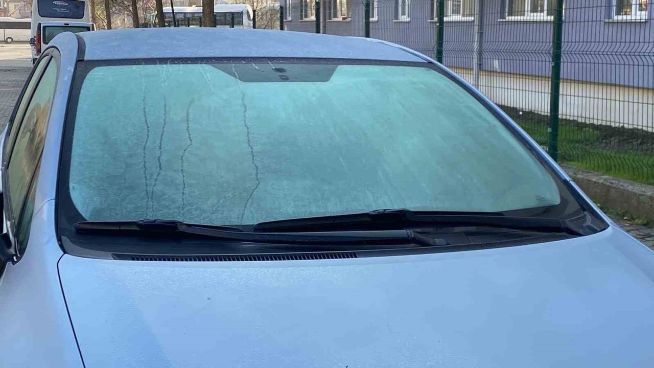 Bolu’da soğuktan araçların camları buz tuttu
