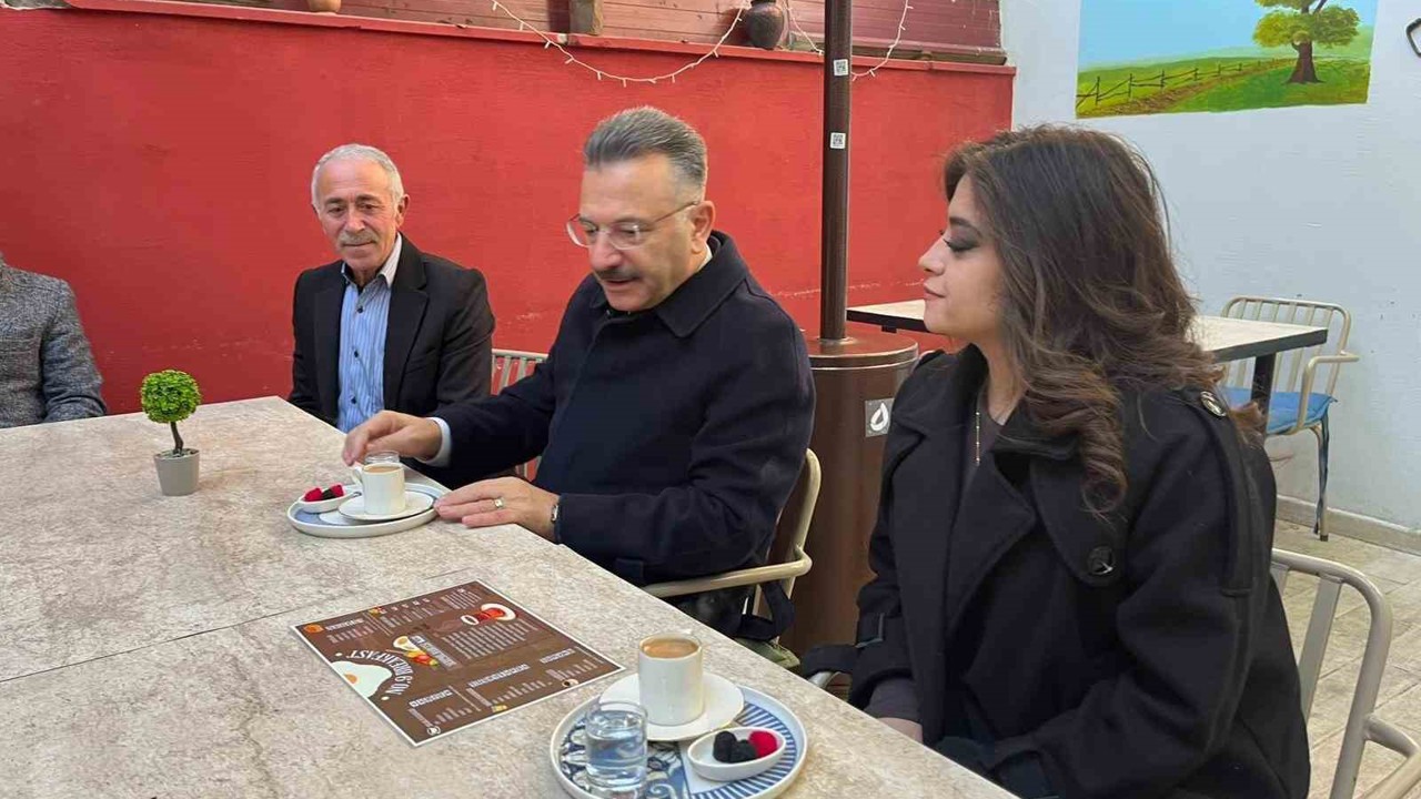 Vali Aksoy, işitme engelli genç girişimci kadının açtığı işletmede sabah kahvesini içti
