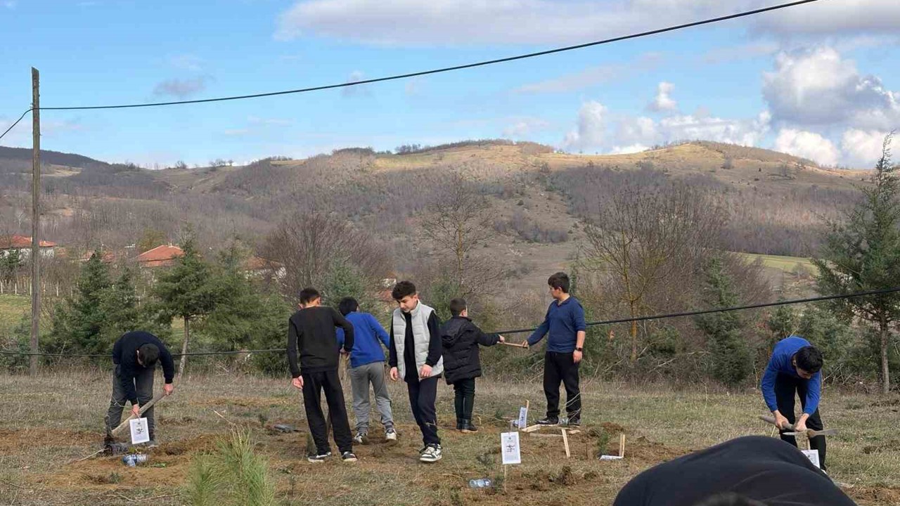 Kavak’ta doğa için fidan, eğitim için kitap desteği
