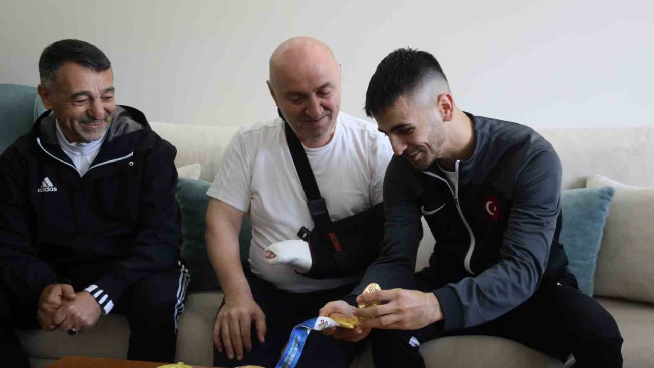 Dünya şampiyonu milli karateci Şamdan’dan Başkan Bıyık’a "madalyalı" ziyaret
