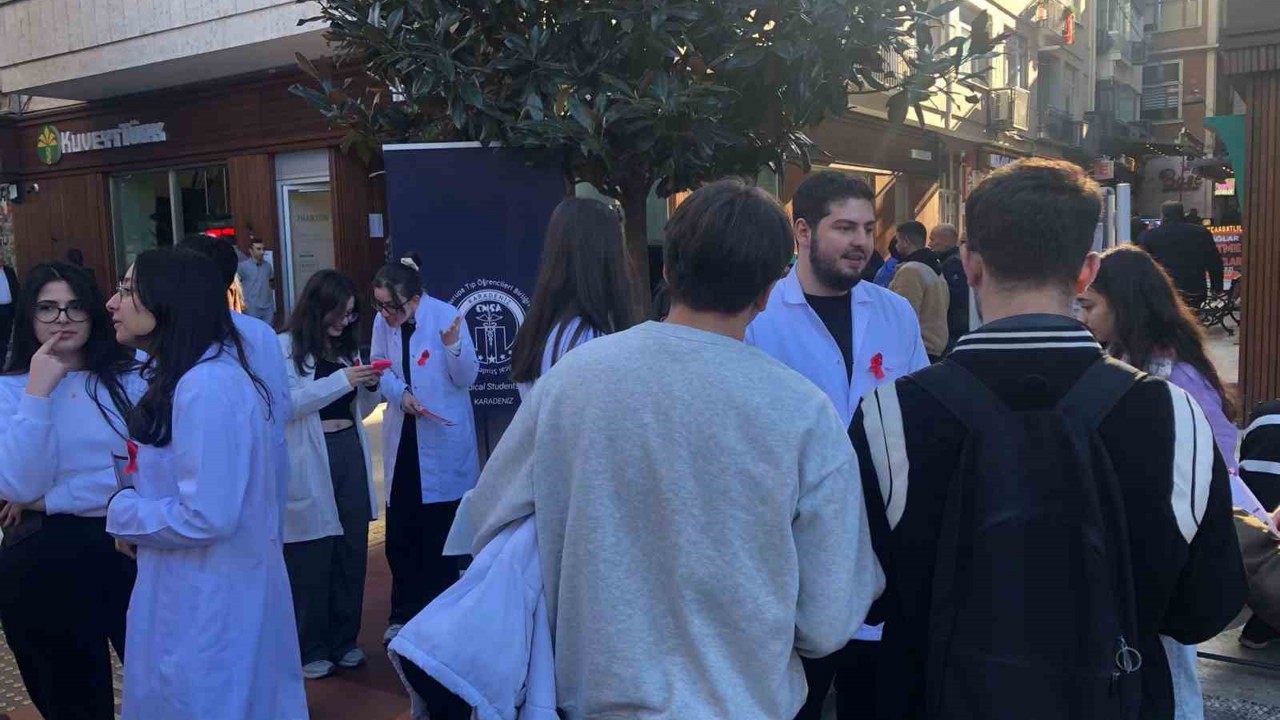 KTÜ Tıp öğrencileri AIDS’e karşı farkındalık için sahada
