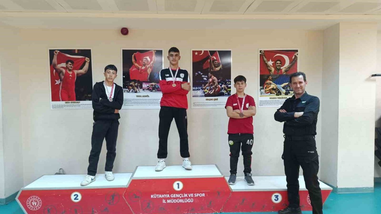 Pazarlar Spor Lisesi güreşte 3 madalya kazandı
