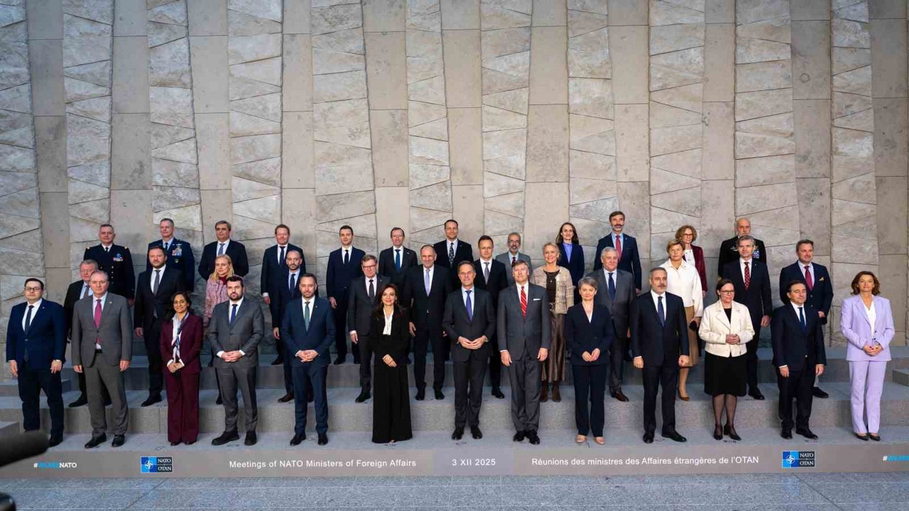 Dışişleri Bakanı Fidan, NATO Dışişleri Bakanları ile aile fotoğrafı çektirdi
