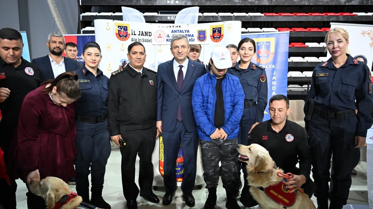 Antalya’da engeller sevgiyle aşılıyor
