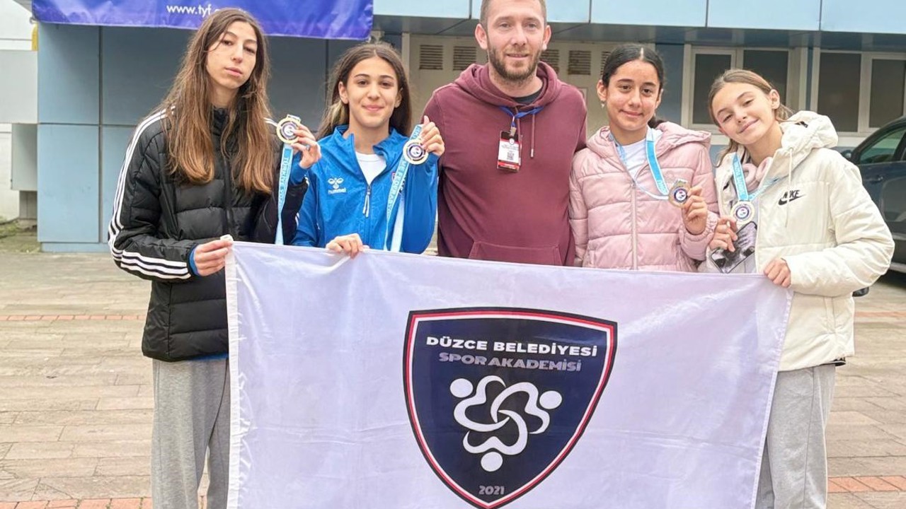 Düzceli yüzücüler madalya ile döndü
