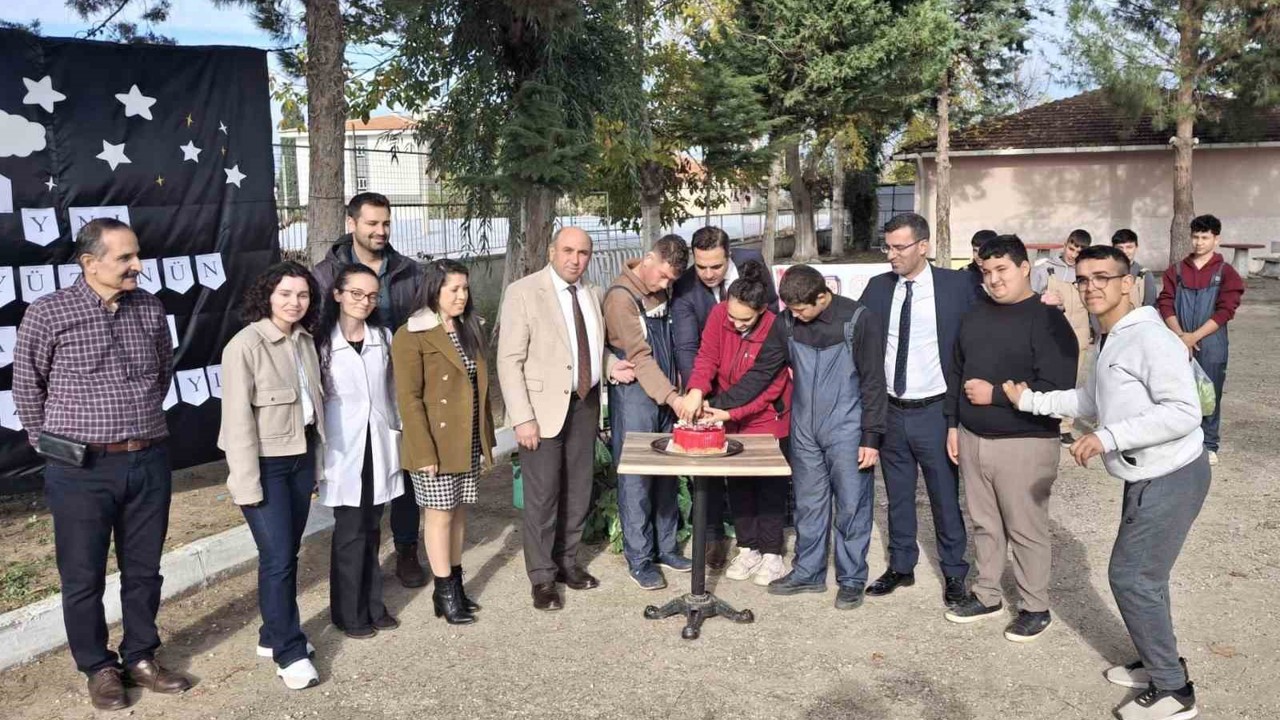 Özel öğrenciler protokol üyeleriyle birlikte hasat yapıp pasta kesti
