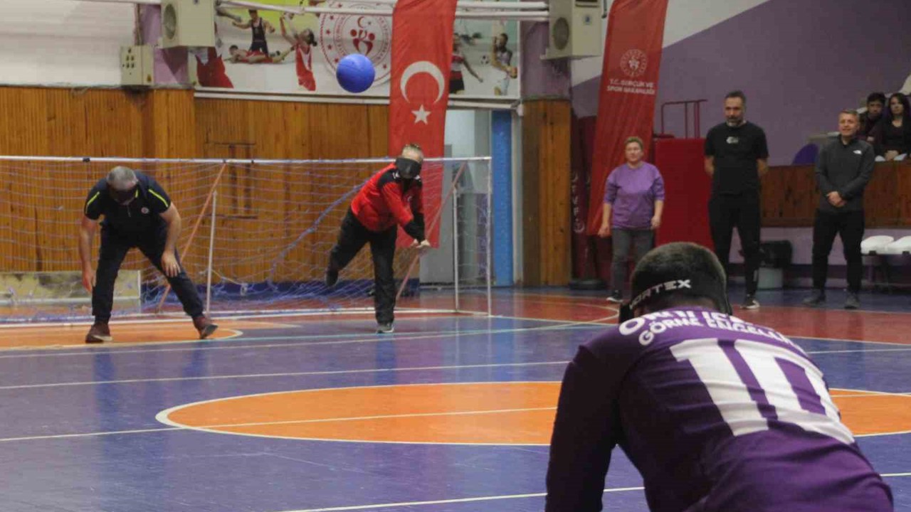 Ordu’da görme engelliler ile protokol arasında ‘goalball’ maçı
