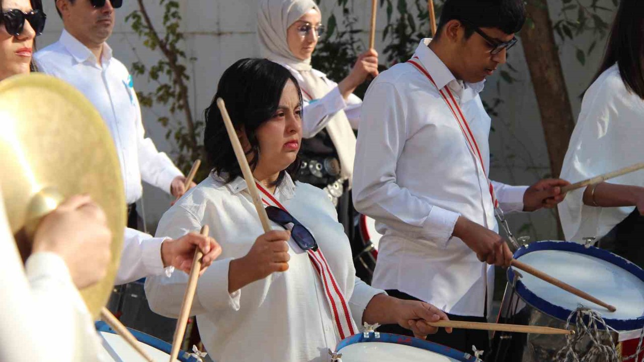 Engelliler hem eğlendi hem eğlendirdi
