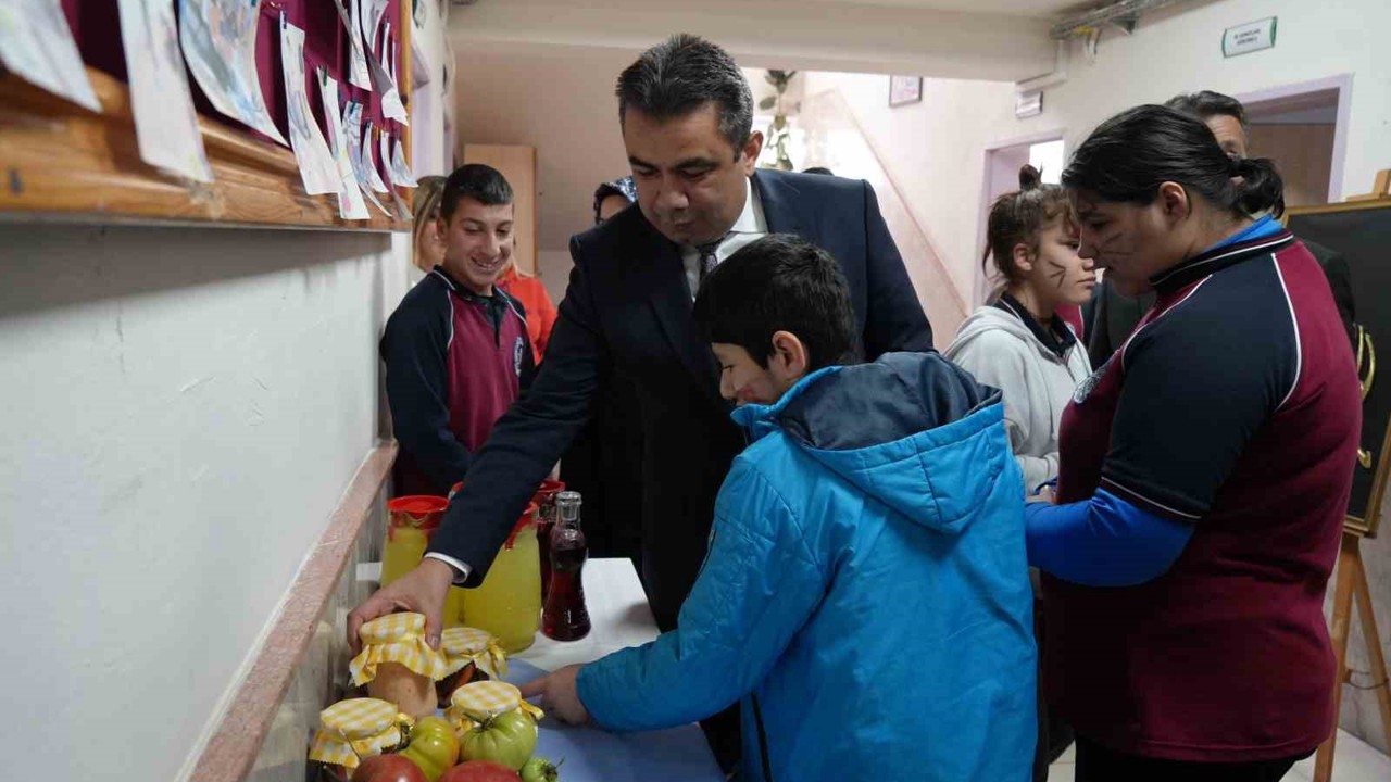 Özel ve engelli bireyler eserleriyle göz doldurdu
