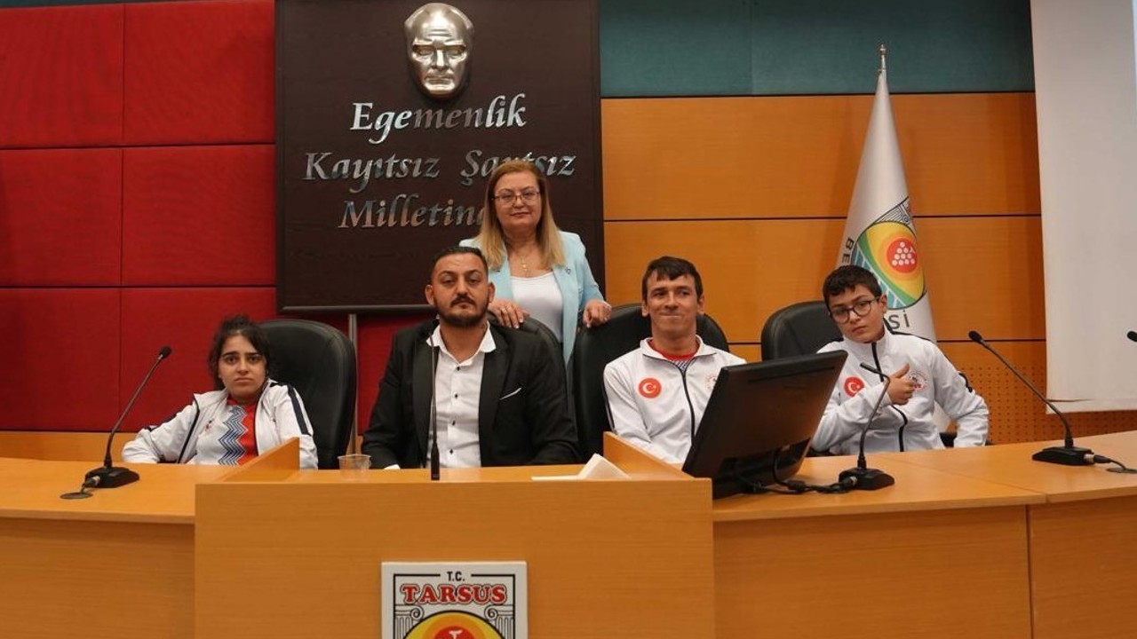 Tarsus’ta serebral palsili milli yüzücü Batuhan Eruçar gençlere ilham oldu
