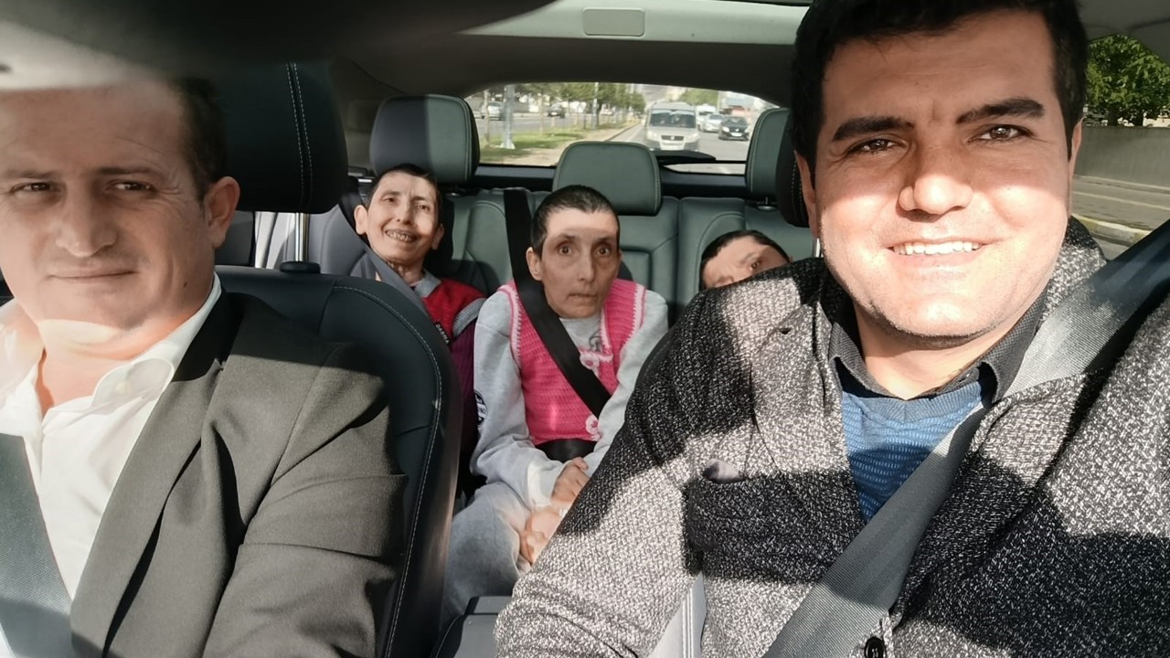 Yerli ve milli otomobile binmek isteyen üç engelli kardeşin isteği karşılıksız kalmadı
