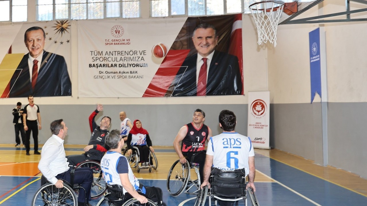 Amasya’da protokol ile ampute basketbol takımı maç yaptı
