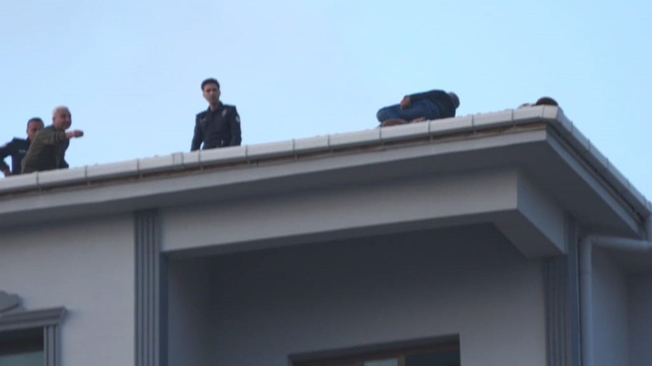 Çatıya çıktı, 80 bin TL’lik alacağını tahsil edince ikna olup indi
