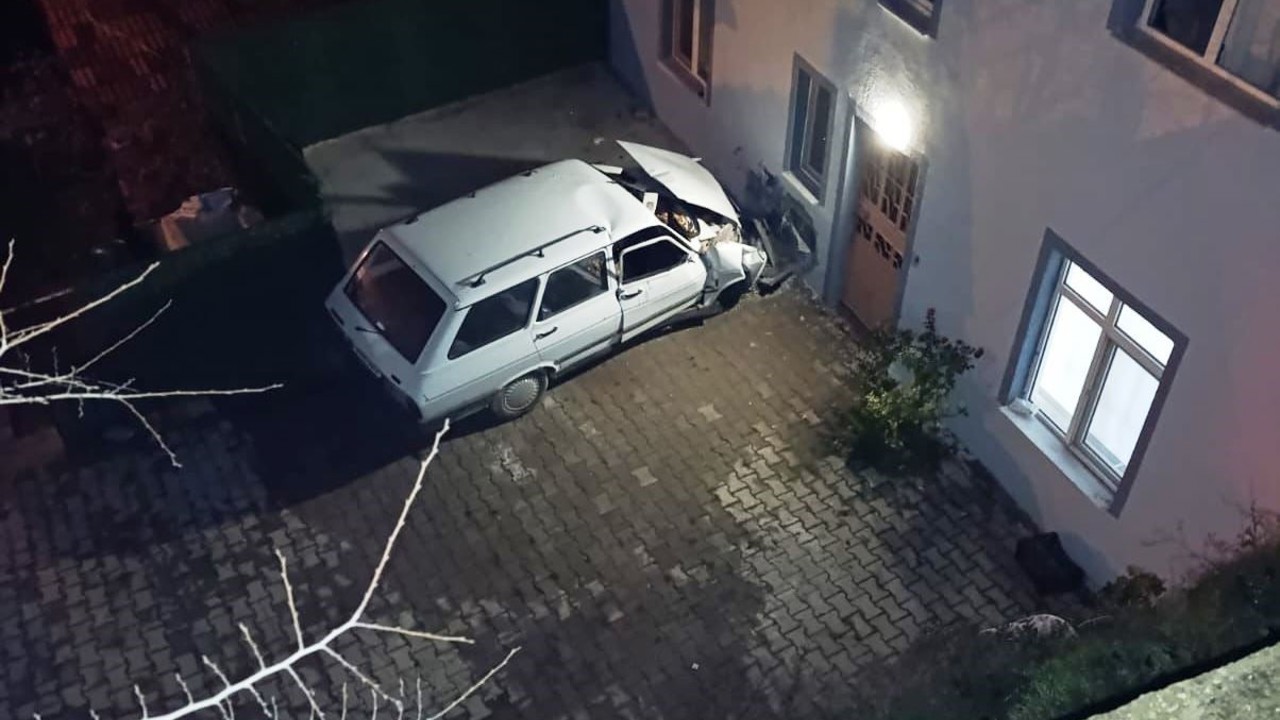 Hisarcık’ta otomobil evin duvarına çarptı: 1 ölü, 1 yaralı
