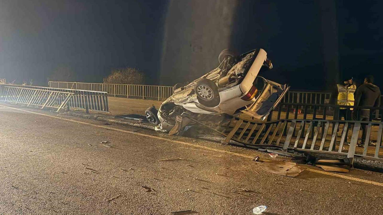 Köprü demirlerine çarpan araç hurdaya döndü: 1 ölü, 3 yaralı
