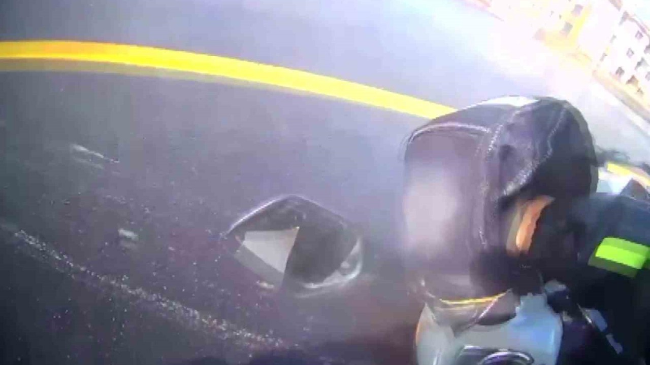 Kazayı burnu kanamadan atlatan motosikletlinin yardımına koşan sürücü yürekleri ısıttı
