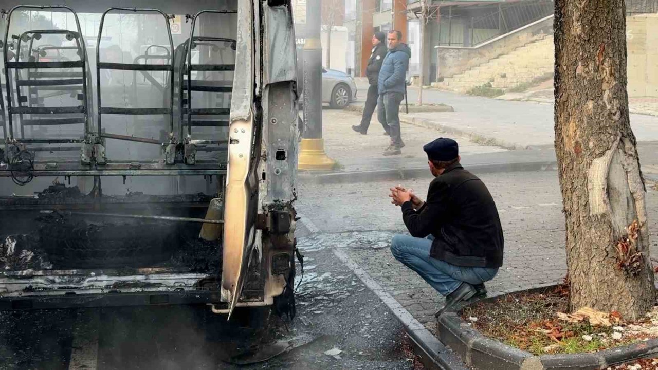 Okul servisi küle döndü, sürücüsü çaresizce izledi
