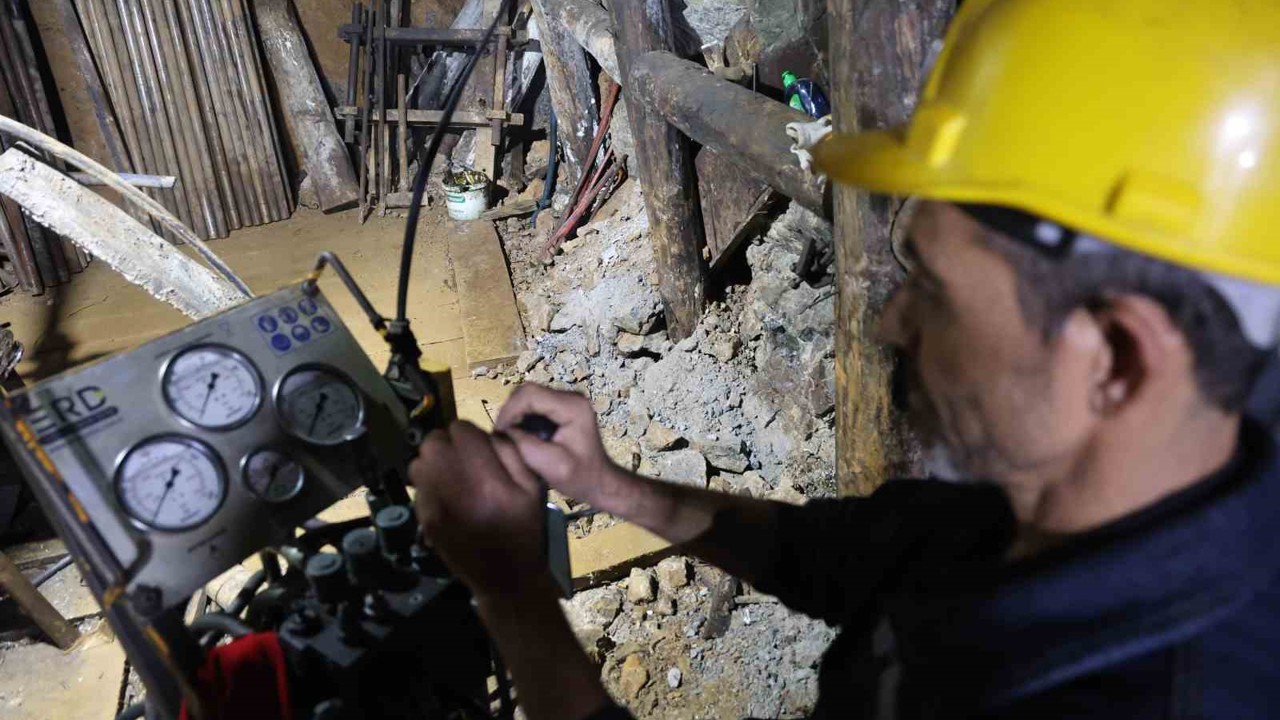 Yerin 700 metre altında zorlu mücadele: Karanlıklar içinde hem kendilerinin hem de ülkenin geleceği için mesai yapıyorlar

