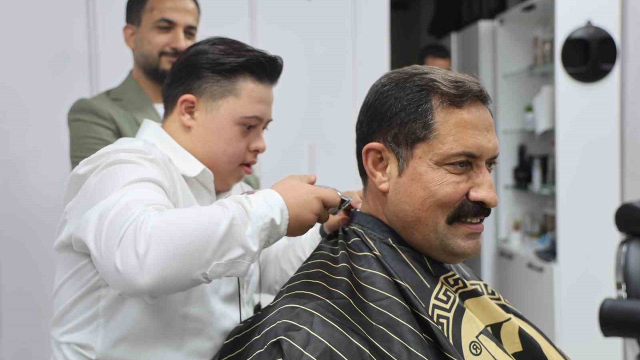 Down sendromlu kuaför Şükrü’den Vali Masatlı’ya yürek ısıtan tıraş
