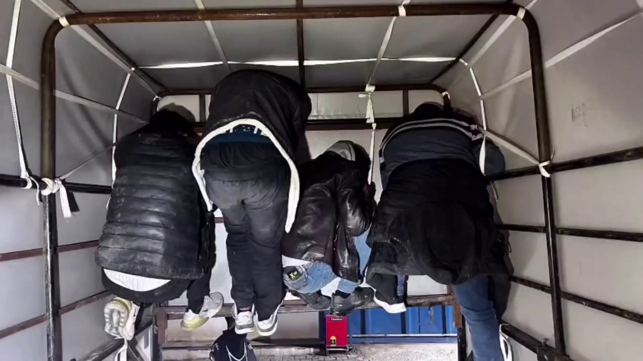 Kamyonette tavana tutunarak saklanmaya çalışan 4 göçmen yakalandı
