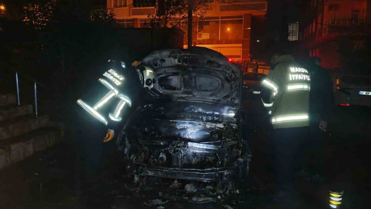 Mardin’de park halindeki otomobilde çıkan yangın söndürüldü
