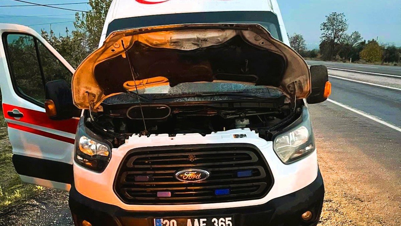 Seyir halindeki ambulans alev aldı
