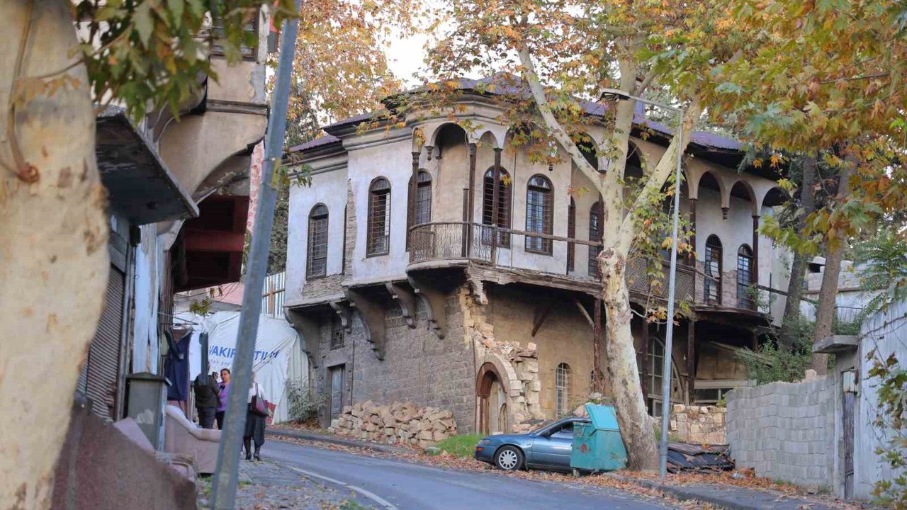 Asırlık tarihi evler restorasyon bekliyor
