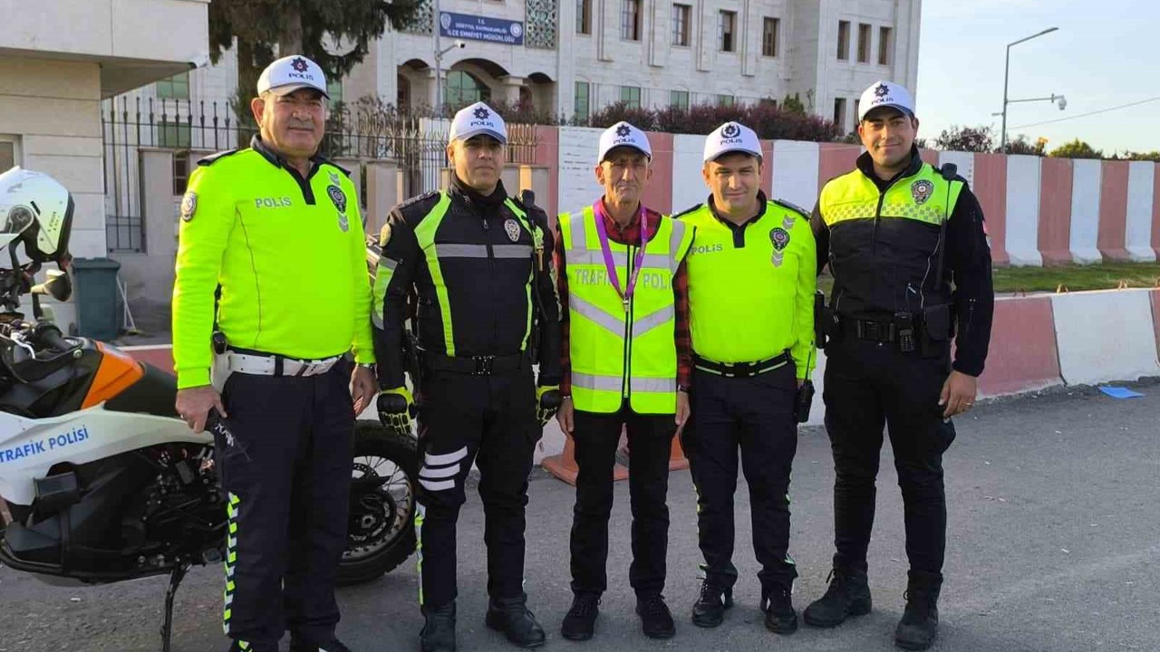 Dörtyol’un sevilen ismi Ömür, polis yeleği giyerek trafik denetimine çıktı
