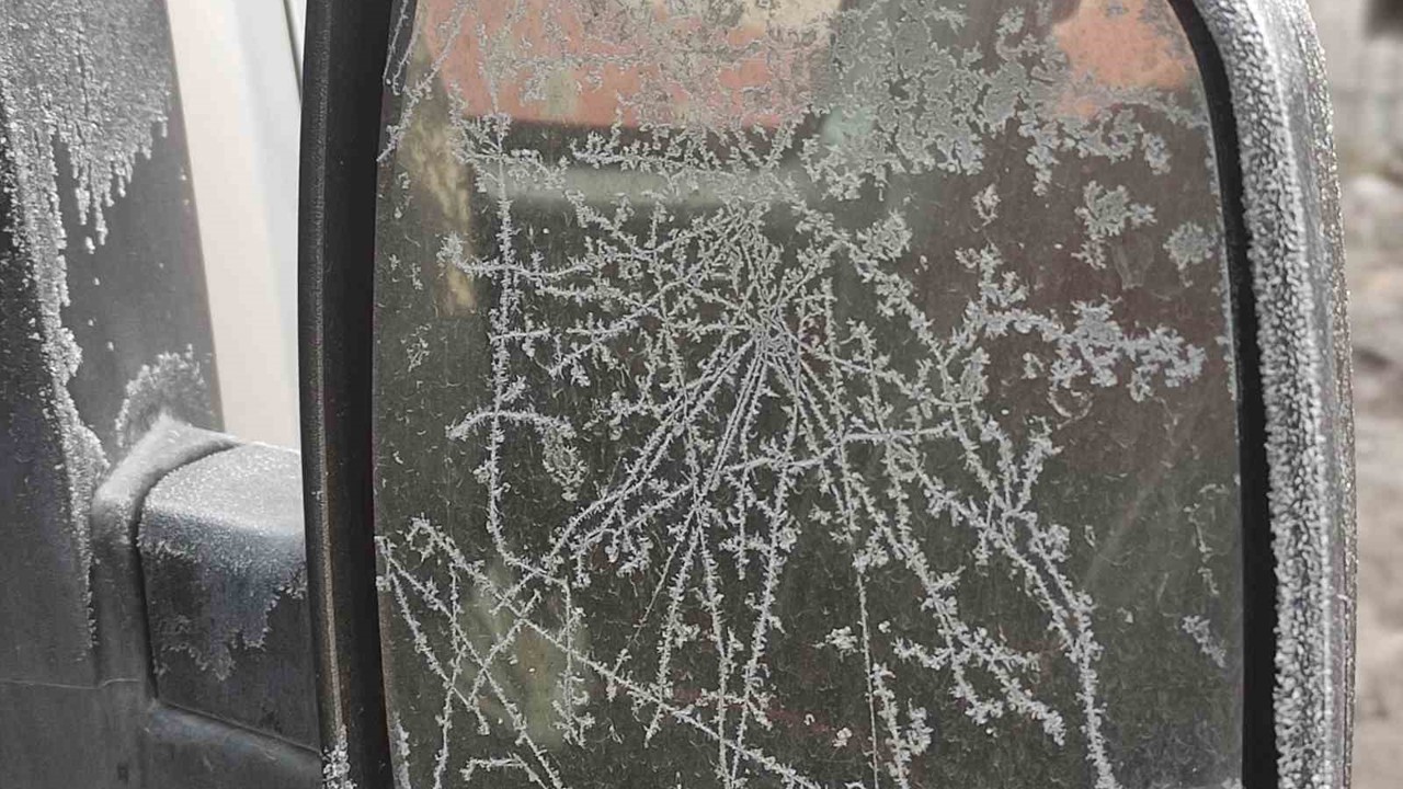 Eksi 17 dereceyi gören kentte araç camları buz tuttu
