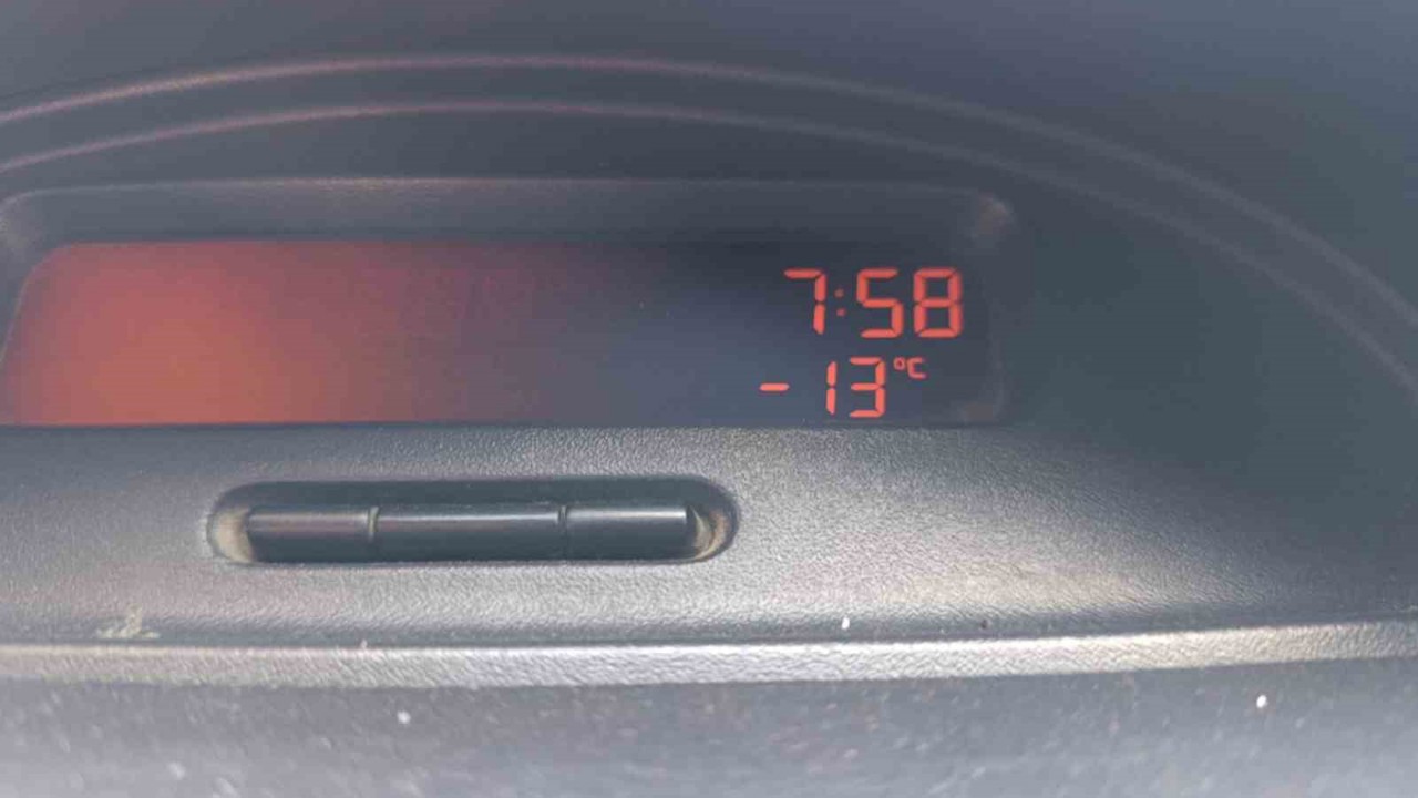 Kars buz kesti: Dondurucu soğuklar hayatı olumsuz etkiliyor
