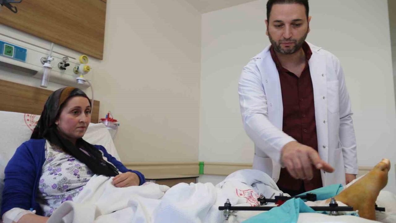 Üç çocuk annesi fabrika işçisinin parçalanan bacakları ampute edilmekten kurtarıldı
