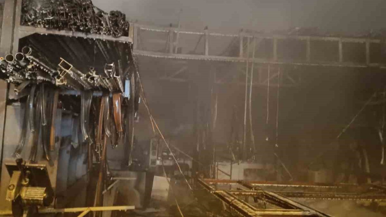 Sanayi sitesinde üretim atölyesi alevlere teslim oldu
