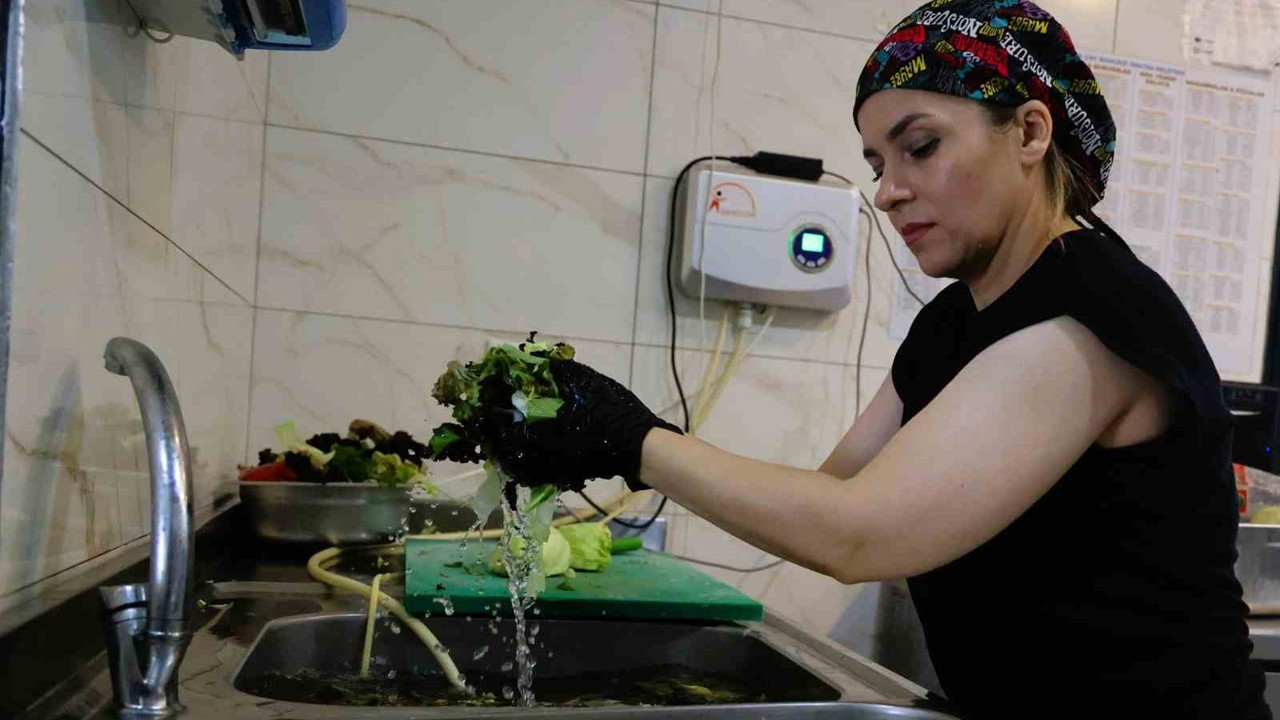 Büyükşehir EKDAĞ tesislerinde sebze ve meyveler ozonlu su ve gazla yıkanıyor
