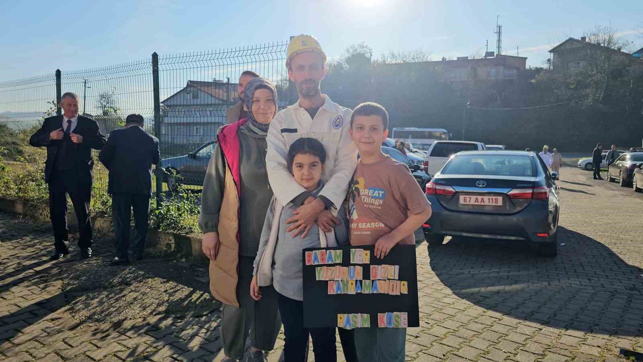 Madenden çıkıp okula koştular
