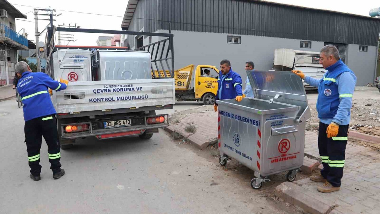 Akdeniz Belediyesi yeni çöp konteynerini mahallelere yerleştiriyor
