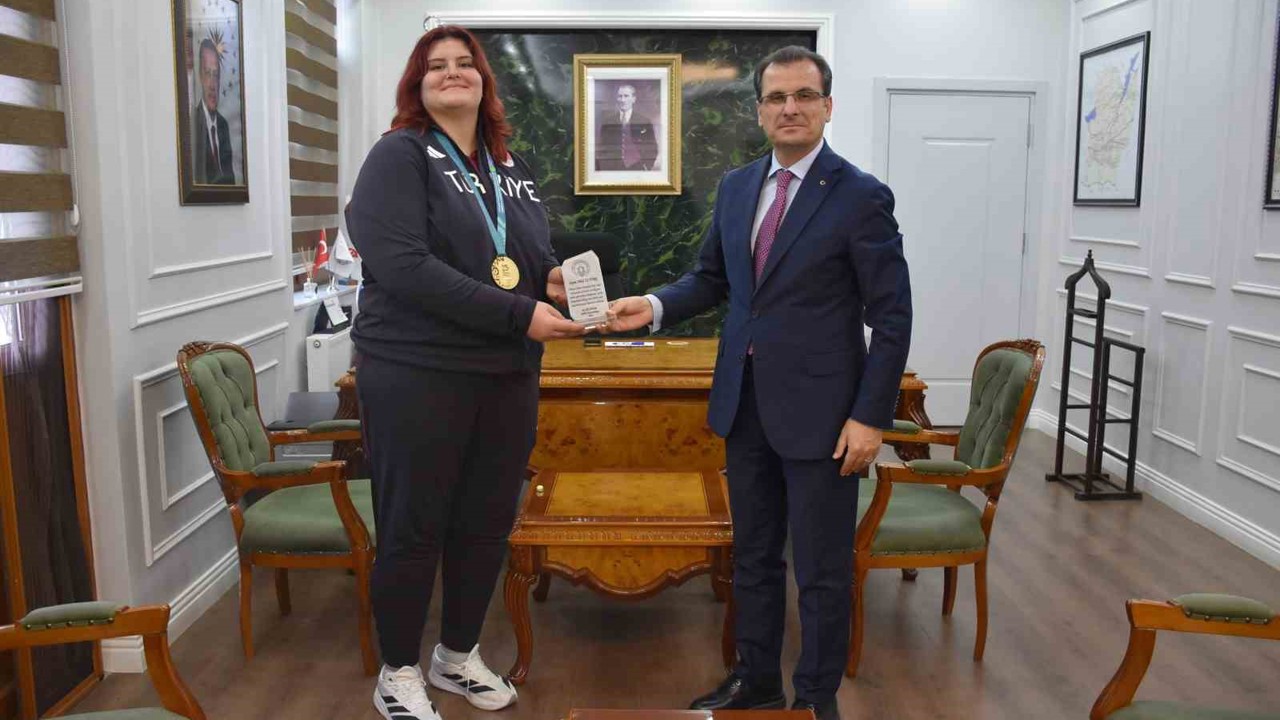 Kaymakam Güldoğan’dan şampiyon judocu Öztürk’e plaket
