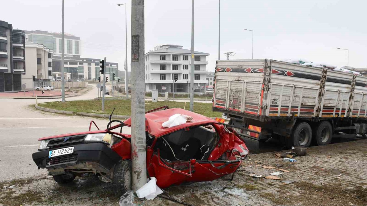 Kamyonun çarptığı Tofaş kağıt gibi katlandı: 4 yaralı
